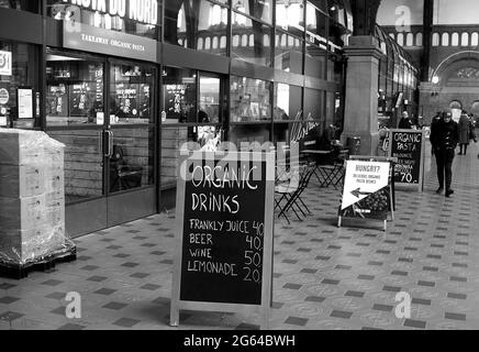 Copenhague / Denamrk /16 Mars 2017 -Voyage de la vie à côté de la gare centrale de Copenhague (hovdbanegården) les gens attendent à des bancs de smmer et l'hiver Banque D'Images