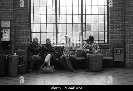 Copenhague / Denamrk /16 Mars 2017 -Voyage de la vie à côté de la gare centrale de Copenhague (hovdbanegården) les gens attendent à des bancs de smmer et l'hiver Banque D'Images