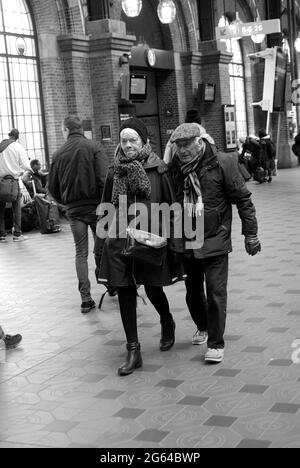 Copenhague / Denamrk /16 Mars 2017 -Voyage de la vie à côté de la gare centrale de Copenhague (hovdbanegården) les gens attendent à des bancs de smmer et l'hiver Banque D'Images