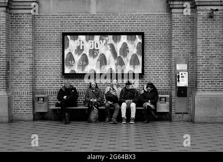 Copenhague / Denamrk /16 Mars 2017 -Voyage de la vie à côté de la gare centrale de Copenhague (hovdbanegården) les gens attendent à des bancs de smmer et l'hiver Banque D'Images