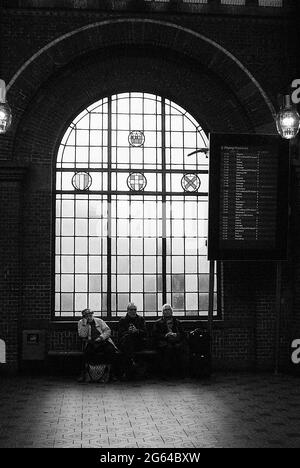 Copenhague / Denamrk /16 Mars 2017 -Voyage de la vie à côté de la gare centrale de Copenhague (hovdbanegården) les gens attendent à des bancs de smmer et l'hiver Banque D'Images