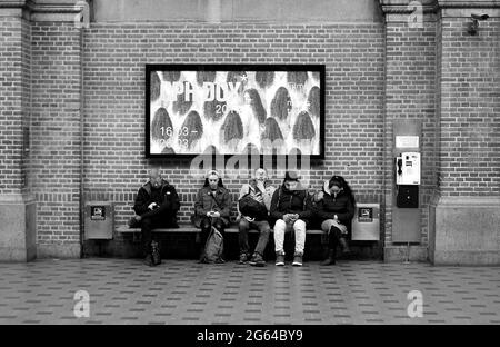 Copenhague / Denamrk /16 Mars 2017 -Voyage de la vie à côté de la gare centrale de Copenhague (hovdbanegården) les gens attendent à des bancs de smmer et l'hiver Banque D'Images