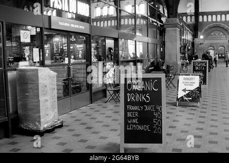 Copenhague / Denamrk /16 Mars 2017 -Voyage de la vie à côté de la gare centrale de Copenhague (hovdbanegården) les gens attendent à des bancs de smmer et l'hiver Banque D'Images