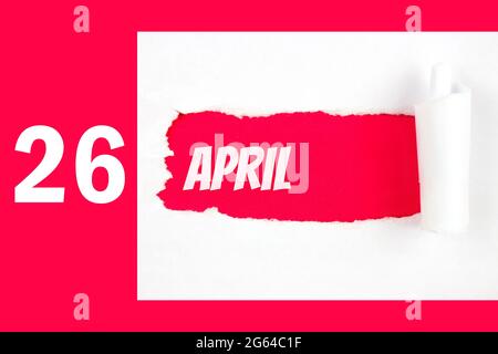 26 avril. Jour 26 du mois, date du calendrier. Trou rouge dans le papier blanc avec des côtés déchirés avec date calendrier. Concept du mois de printemps, du jour de l'année Banque D'Images