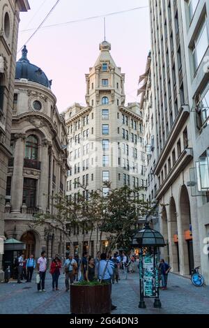 SANTIAGO, CHILI - 27 MARS 2015 : promenade de Pople dans la rue Nueva York en face de la Bourse de Santiago, Chili Banque D'Images