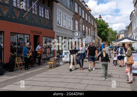 Koge, Danemark - 12 juin, 2021- rue animée lors d'une belle journée d'été à Koge avec un groupe de jazz jouant et de nombreuses personnes marchant et appréciant le Banque D'Images