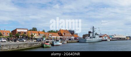 Koge, Danemark - 12 juin 2021 - vue panoramique sur le port et le port de Koge avec des bateaux colorés et un navire de guerre de la marine danoise Banque D'Images