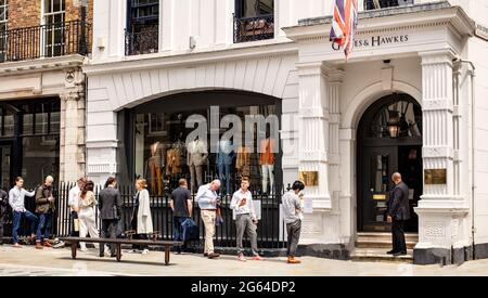 File d'attente de clients hors Gieves et Hawkes, au n° 1, Savile Row pour leur vente d'échantillons Banque D'Images