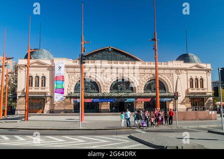 SANTIAGO, CHILI - 28 MARS 2015 : bâtiment de l'Estacion Mapocho, ancienne gare ferroviaire, refait partie des centres culturels. Banque D'Images