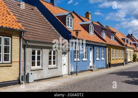 Koge, Danemark - 12 juin 2021 - maisons colorées et rue pavée dans la vieille ville historique de Koge en Zélande Banque D'Images