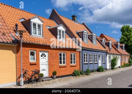 Koge, Danemark - 12 juin 2021 - maisons colorées et rue pavée dans la vieille ville historique de Koge en Zélande Banque D'Images