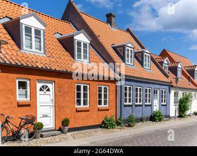 Koge, Danemark - 12 juin 2021 - maisons colorées et rue pavée dans la vieille ville historique de Koge en Zélande Banque D'Images