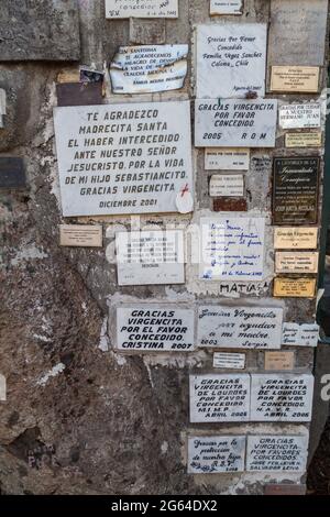 SANTIAGO, CHILI - 28 MARS 2015: Plaques grâce à la Vierge Marie à la colline de San Cristobal à Santiago du Chili. Banque D'Images