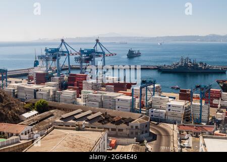 VALPARAISO, CHILI - MARS 29 : grues dans un port de Valparaiso, Chili Banque D'Images