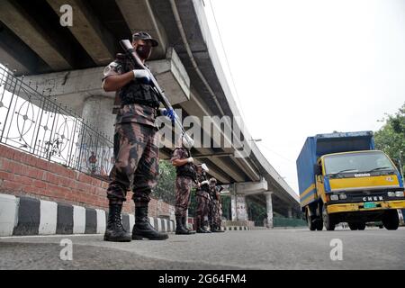 Juillet o2 2021.Dhaka Bangladesh.le personnel de l'armée et du BGB limite les déplacements des gens à partir d'un poste de contrôle établi à Dhaka dans tout le pays pour limiter le « confinement » Banque D'Images