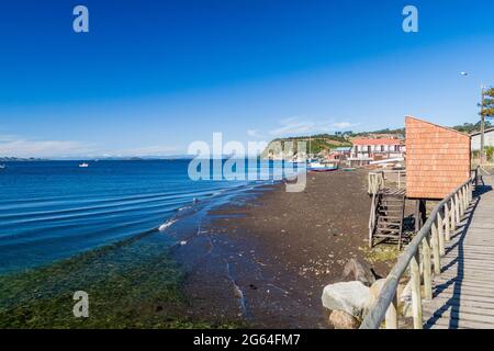 Bateaux dans le village d'Achao, île de Quinchao, Chili Banque D'Images