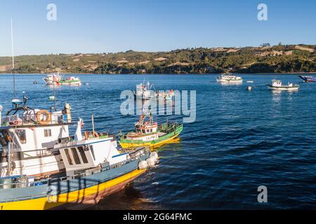 DALCAHUE, CHILI - 21 MARS 2015 : bateaux de pêche dans le village de Dalcahue, île Chiloe, Chili Banque D'Images