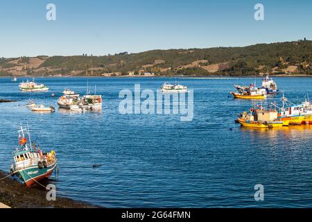 DALCAHUE, CHILI - 21 MARS 2015 : bateaux de pêche dans le village de Dalcahue, île Chiloe, Chili Banque D'Images