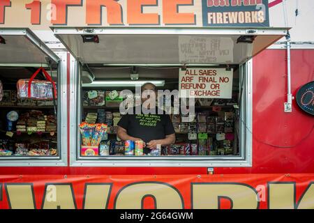 Greenville, Caroline du Sud, États-Unis, 2 juillet 2021. Cet homme est prêt à vendre des feux d'artifice dans un stand local de feux d'artifice dans le Sud américain. Des stands de feux d'artifice surgissent dans toute la région en préparation de dernière minute pour les célébrations du week-end du 4 juillet de l'indépendance aux États-Unis. Credit: Jodie Castellani / Alamy News. Banque D'Images