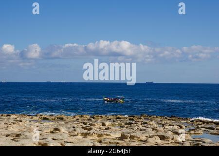 MARSAXLOKK, MALTE - 03 JANVIER 2020 : bateau de pêche traditionnel dans la mer Méditerranée, sur la côte de Malte Banque D'Images