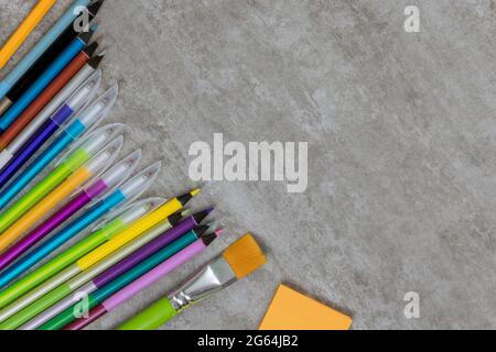 Divers fournitures scolaires d'art sur la disposition de l'élève matériel groupe de la pose plate Banque D'Images