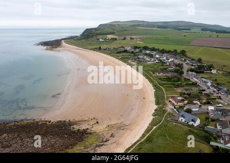 Vue aérienne de la plage de Shandwick Bay et des villages de Shandwick et de Balintore. Banque D'Images