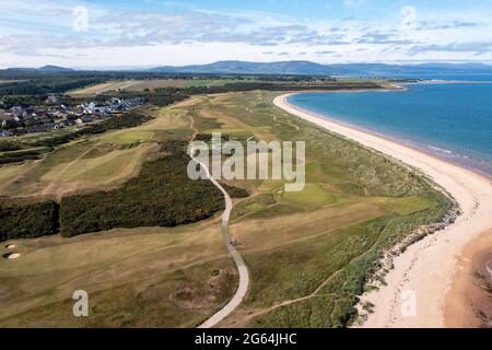 Vue aérienne de Royal Dornoch Golf Links et de la plage de Dornoch, Sutherland, Dornoch, Écosse. Banque D'Images