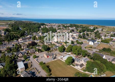 Vue aérienne du centre-ville de Dornoch, Sutherland, Écosse. Banque D'Images