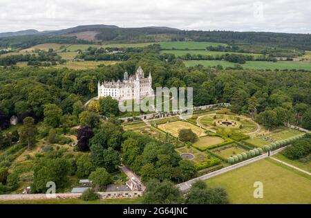 Vue aérienne du château de Dunrobin, Golspie, Sutherland, Écosse, domicile des Earls et des Ducs de Sutherland. Banque D'Images