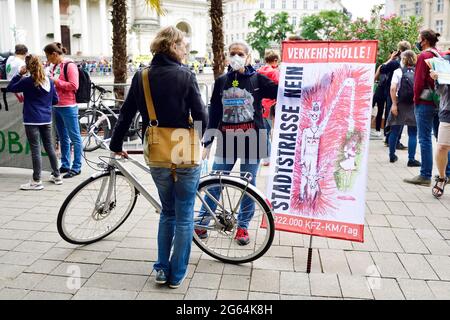 Vienne, Autriche. 2 juillet 2021. Manifestation des vendredis pour l'avenir contre le Lobau Autobahn à Vienne le 02 juillet 2021. Le début de la construction de l'autoroute Lobau ou plutôt de ses sous-projets comme la 'Stadtstraße Aspern' est déjà cette année. Bannière lisant 'City Street No, Hell of Traffic'. Banque D'Images