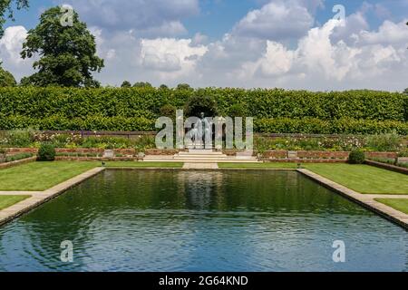 Kensington Palace, Londres, 2 juillet 2021. La nouvelle statue de la princesse Diana dans les jardins en contrebas du palais de Kensington. Le prince William, duc de Cambridge et le prince Harry, duc de Sussex ont dévoilé la statue de leur mère, Diana, princesse de Galles, par le sculpteur Ian Rank-Broadley, lors d'une cérémonie privée à laquelle assistaient les sœurs de la princesse Diana, Lady Sarah McCorquodale et Lady Jane Fellowes, son frère Earl Spencer, hier, Quel aurait été le 60e anniversaire de Diana. Amanda Rose/Alamy Live News Banque D'Images