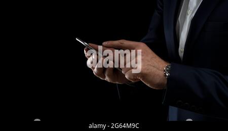 Close up of a man using smart phone mobile. Banque D'Images