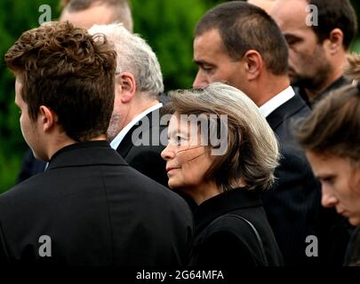 Slapanice, République tchèque. 02 juillet 2021. L'actrice Miroslava Safrankova-Drozdova, la sœur de Libuse Safrankova, est vue lors des funérailles de l'actrice tchèque Libuse Safrankova à Slapanice, République tchèque, le 2 juillet 2021. Libuse Safrankova, connue dans le monde entier pour son rôle de titre dans le célèbre film de contes de fées trois dons pour Cendrillon (Tri orisky pro Popelku, 1973), est décédée le 9 juin 2021, à l'âge de 68 ans. Crédit : Igor Zehl/CTK photo/Alay Live News Banque D'Images