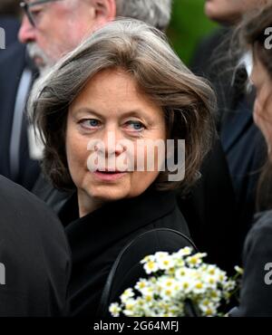 Slapanice, République tchèque. 02 juillet 2021. L'actrice Miroslava Safrankova-Drozdova, la sœur de Libuse Safrankova, est vue lors des funérailles de l'actrice tchèque Libuse Safrankova à Slapanice, République tchèque, le 2 juillet 2021. Libuse Safrankova, connue dans le monde entier pour son rôle de titre dans le célèbre film de contes de fées trois dons pour Cendrillon (Tri orisky pro Popelku, 1973), est décédée le 9 juin 2021, à l'âge de 68 ans. Crédit : Igor Zehl/CTK photo/Alay Live News Banque D'Images