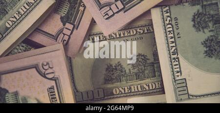 Arrière-plan financier bannière du mess US dollar papier billets en espèces. Flat Lay de cinquante et cent billets de dollars. Style rétro Banque D'Images
