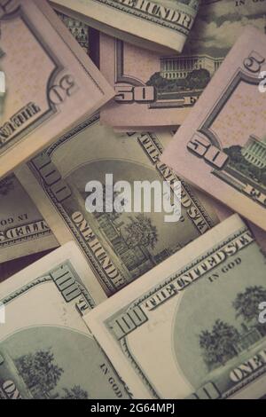 Contexte financier du désordre des billets en espèces en papier en dollars américains. Plan vertical de cinquante dollars et cent billets de dollars Banque D'Images