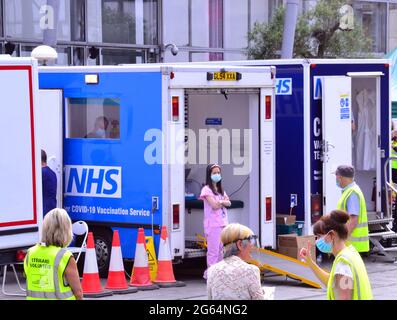 Un centre de vaccination éclair dans le centre-ville de Manchester, Angleterre, Royaume-Uni, 2 juillet 2021, Invite toute personne âgée de plus de 18 ans à se faire vacciner pour la première fois contre Covid 19 Banque D'Images