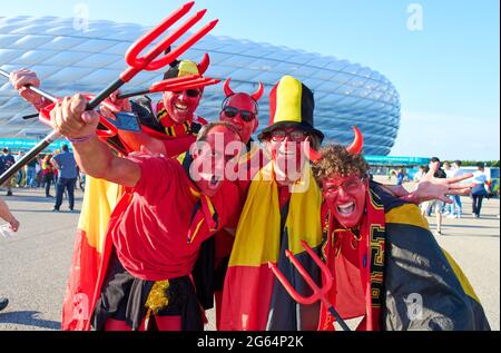 Munich, Allemagne. 02 juillet 2021. Les fans belges et italiens avec des dessins et des costumes colorés lors du match de quart de finale BELGIQUE - ITALIE aux Championnats d'Europe de football UEFA 2020 en saison 2020/2021 le 02 juillet 2021 à Munich, Allemagne. Credit: Peter Schatz/Alay Live News Banque D'Images