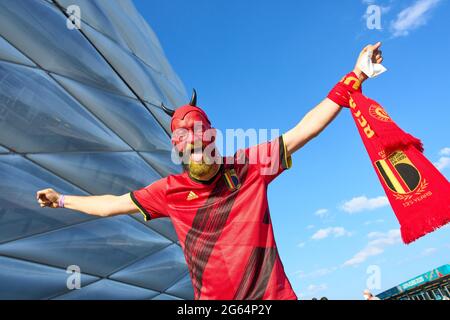 Munich, Allemagne. 02 juillet 2021. Les fans belges et italiens avec des dessins et des costumes colorés lors du match de quart de finale BELGIQUE - ITALIE aux Championnats d'Europe de football UEFA 2020 en saison 2020/2021 le 02 juillet 2021 à Munich, Allemagne. Credit: Peter Schatz/Alay Live News Banque D'Images