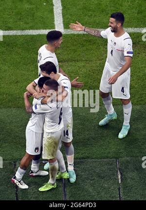 Les joueurs italiens célèbrent après avoir obtenu leur score lors du match de quart de finale du Championnat d'Europe Euro 2020 entre l'équipe nationale belge de football Banque D'Images