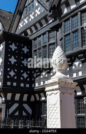 Underbank Hall une maison de ville du XVIe siècle à Stockport, Grand Manchester, Angleterre. Maintenant utilisé par NatWest Bank. Banque D'Images