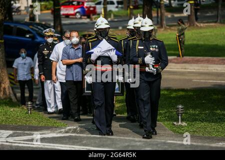 Les gardiens d'honneur militaires portent l'urne de l'ancien président philippin Benigno Aquino III à l'église de Gesu, à l'Université Ateneo de Manille, à Quezon City, aux Philippines. Banque D'Images