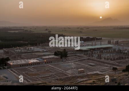 Persepolis, panorama des ruines au coucher du soleil, ancienne capitale de l'empire achéménide, banlieue de Shiraz, province de Fars, Iran, Perse, Asie occidentale, Asie Banque D'Images