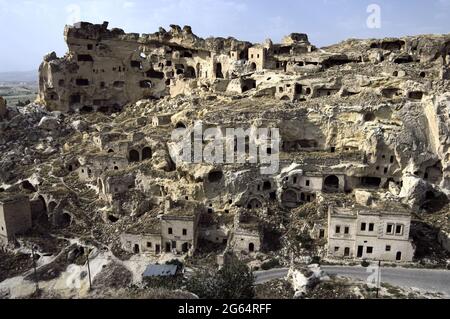 maisons rupestres en Turquie d'un vieux village grec abandonné en ruines de Cavusin, Cappadoce Banque D'Images