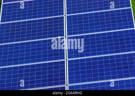 Très gros plan des cellules d'un panneau photovoltaïque alias panneaux solaires. Énergie verte et propre. Banque D'Images