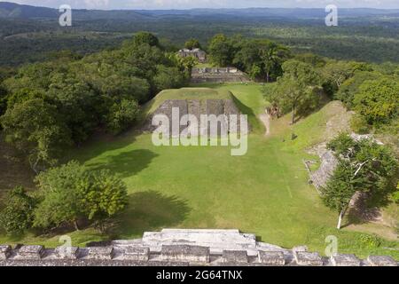 Une vue de "El Castillo" montre les places et palais de Xunantunich. Banque D'Images