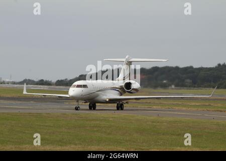 VT-AHI, Bombardier BD-700-1A10 Global 6000, propriété privée, à l'aéroport international de Prestwick à Ayrshire, en Écosse. Banque D'Images