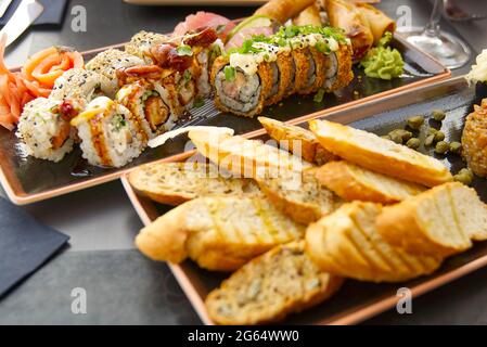 sushi avec baguette frite. sushi au restaurant sushi Banque D'Images