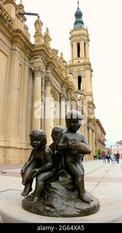 Fontaine de Pilar Plaza avec des garçons tenant des poissons par le sculpteur Francisco Rallo Lahoz datant de 1979 à côté de la basilique Saragosse Aragon Espagne Banque D'Images