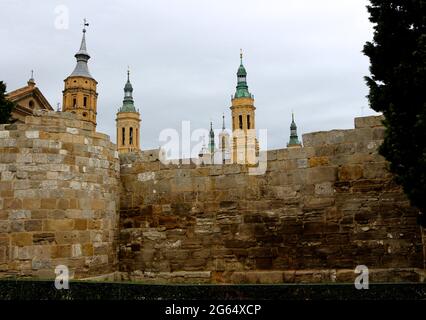 Flèches de la Cathédrale-Basilique de notre-Dame du pilier vue de derrière l'ancien mur romain en ruines Saragosse Aragon Espagne Banque D'Images